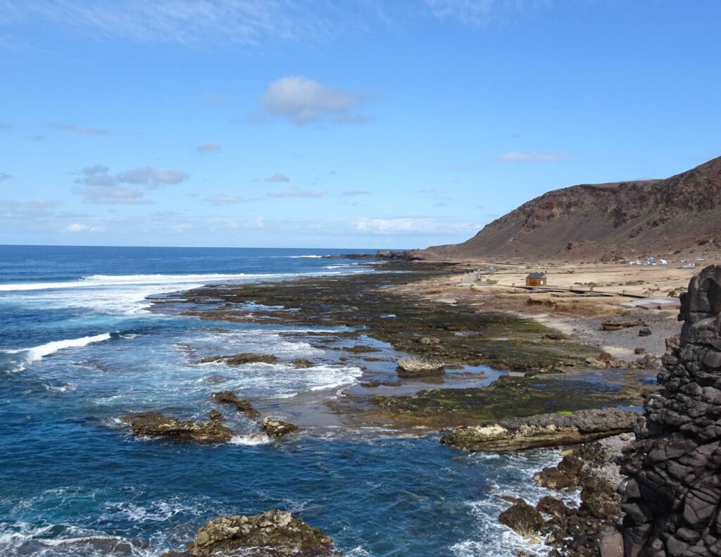 Playa del Confital - Las Palmas - Gran Canaria - Spain Weitläufiger Sandstrand von Playa del Inglés auf Gran Canaria mit Meerblick, Weitläufiger Sandstrand von Playa del Inglés auf Gran Canaria mit Meerblick, Sonnenschirmen und FKK-Bereich nahe den Dünen von Maspalomas.