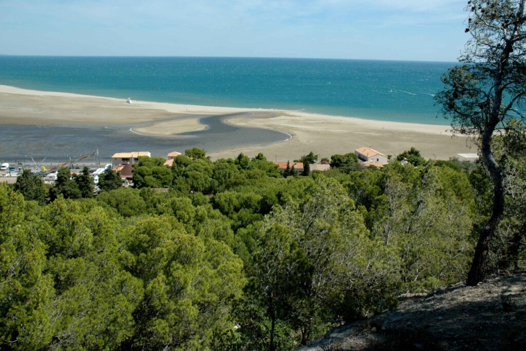 La plage des Coussoules à Leucate, Aude, en bordure de Méditer Naturist Park Koversada bei Vrsar mit Meer, Inseln und FKK-Stränden