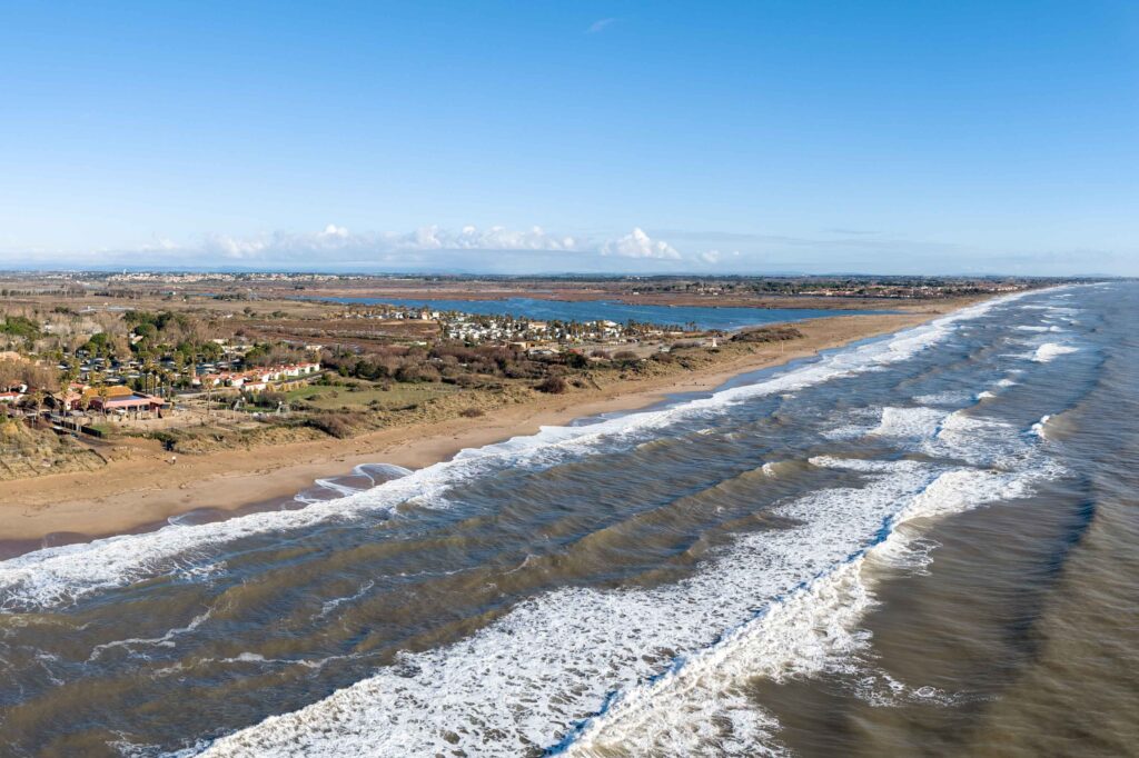 Panorama de Sérignan-plage dans l'hérault en région Occitanie Naturist Park Koversada bei Vrsar mit Meer, Inseln und FKK-Stränden