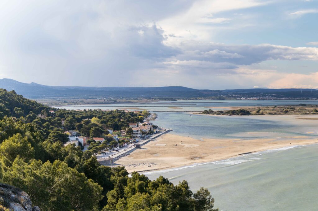 Panorama de la Franqui depuis la falaise Naturist Park Koversada bei Vrsar mit Meer, Inseln und FKK-Stränden