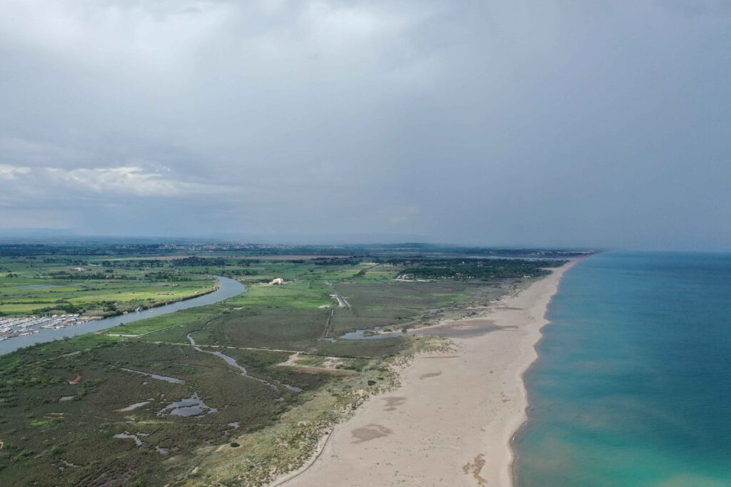 survol de Valras plage dans l'Hérault Naturist Park Koversada bei Vrsar mit Meer, Inseln und FKK-Stränden