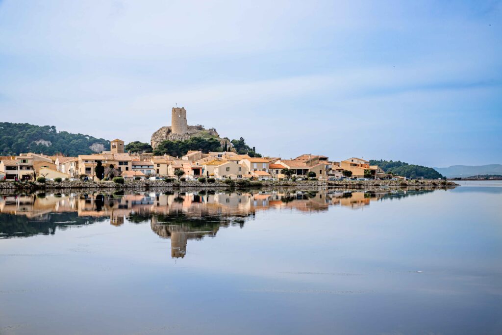 Le village de Gruissan vu depuis les bords de l'étang de Gruiss Naturist Park Koversada bei Vrsar mit Meer, Inseln und FKK-Stränden