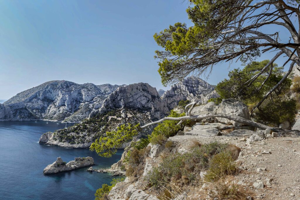 Calanque de Marseille Luftaufnahme des Plage Naturiste de Cap d'Agde mit kilometerlangem Sandstrand, Yachthafen und Mittelmeerküste in Südfrankreich.