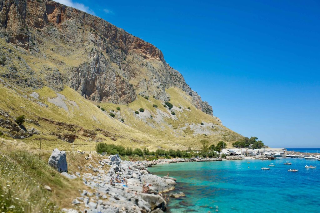 Lagoon in Riserva Naturale Di Capo Gallo, Mondello, Italy Luftaufnahme des Plage Naturiste de Cap d'Agde mit kilometerlangem Sandstrand, Yachthafen und Mittelmeerküste in Südfrankreich.
