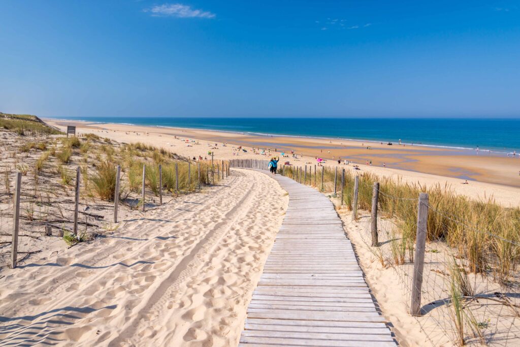 The dune and the beach of Lacanau, atlantic ocean, France Luftaufnahme des Plage Naturiste de Cap d'Agde mit kilometerlangem Sandstrand, Yachthafen und Mittelmeerküste in Südfrankreich.
