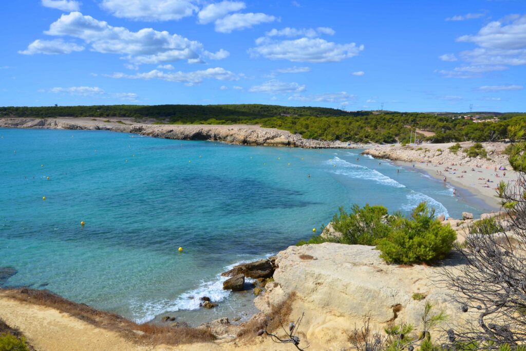 Sainte Croix beach in the south of France Luftaufnahme des Plage Naturiste de Cap d'Agde mit kilometerlangem Sandstrand, Yachthafen und Mittelmeerküste in Südfrankreich.