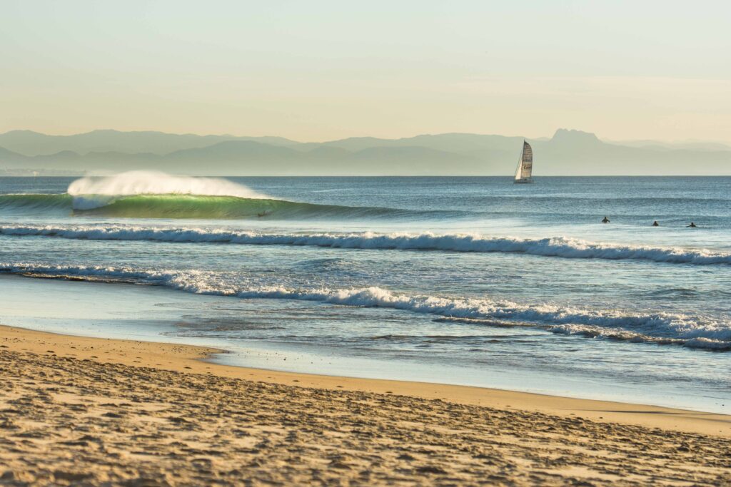 hossegor au petit matin Luftaufnahme des Plage Naturiste de Cap d'Agde mit kilometerlangem Sandstrand, Yachthafen und Mittelmeerküste in Südfrankreich.
