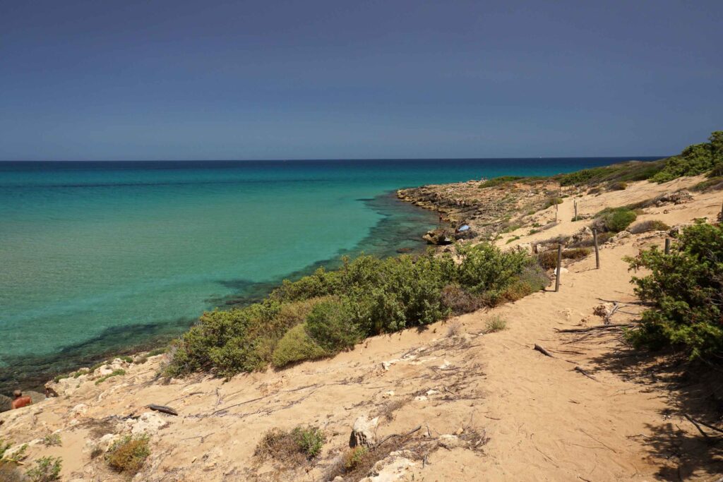 Marianelli Beach sicily nudist and gay friendly Luftaufnahme des Plage Naturiste de Cap d'Agde mit kilometerlangem Sandstrand, Yachthafen und Mittelmeerküste in Südfrankreich.