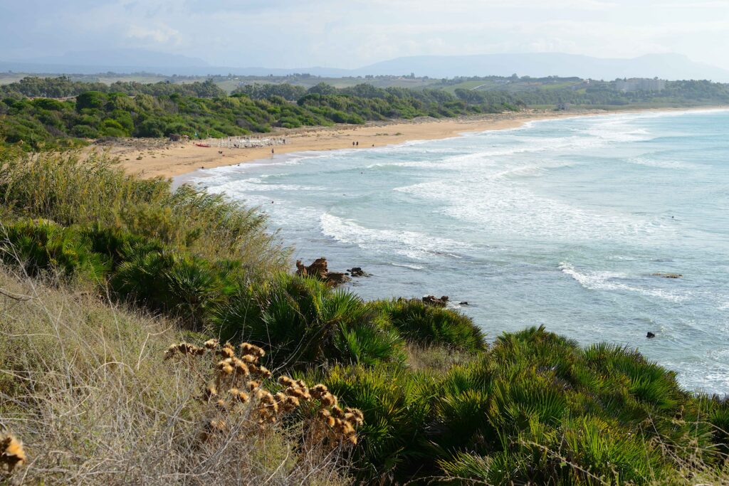 Beach at Marinella Riserva naturale Foce del Fiume Belice e dune Luftaufnahme des Plage Naturiste de Cap d'Agde mit kilometerlangem Sandstrand, Yachthafen und Mittelmeerküste in Südfrankreich.