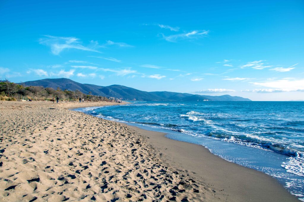 Marina di alberese Luftaufnahme des Plage Naturiste de Cap d'Agde mit kilometerlangem Sandstrand, Yachthafen und Mittelmeerküste in Südfrankreich.