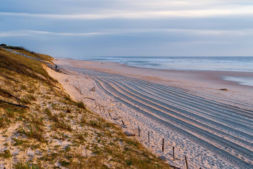 Mimizan, Zatoka Biskajska, Atlantyk, Francja Luftaufnahme des Plage Naturiste de Cap d'Agde mit kilometerlangem Sandstrand, Yachthafen und Mittelmeerküste in Südfrankreich.