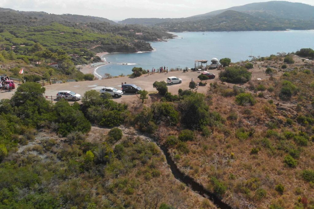 Aerial view of Acquarilli Beach, Elba Island Luftaufnahme des Plage Naturiste de Cap d'Agde mit kilometerlangem Sandstrand, Yachthafen und Mittelmeerküste in Südfrankreich.