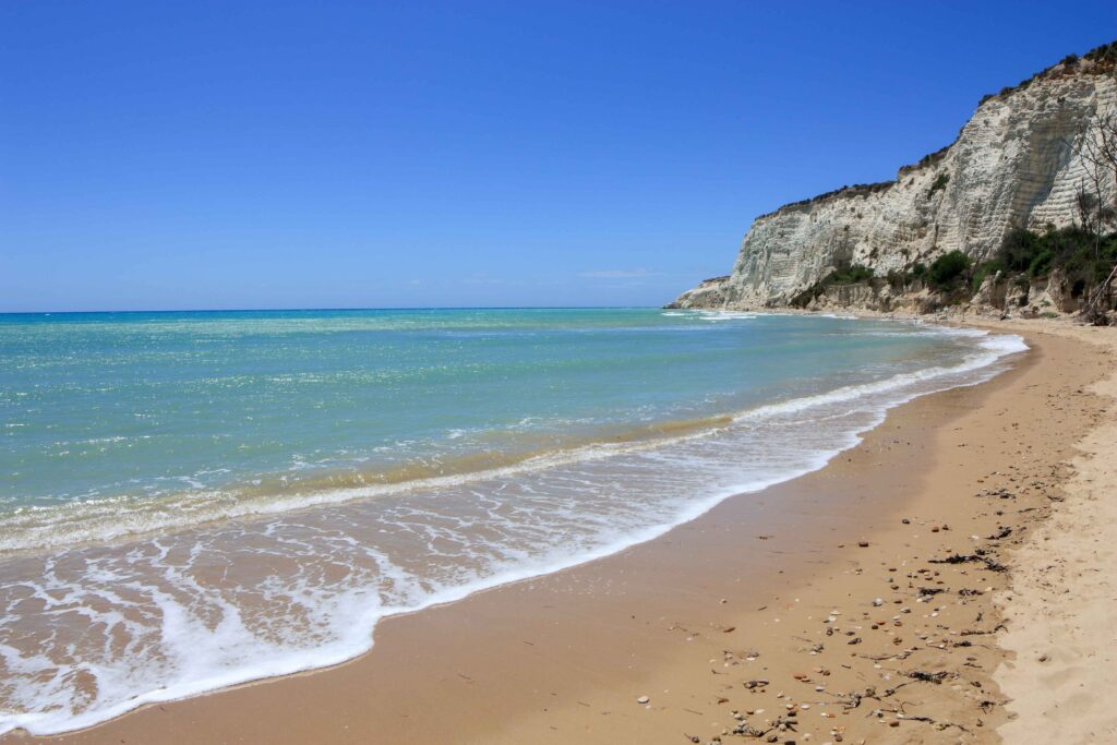 Capo Bianco spiaggia Eraclea Minoa Luftaufnahme des Plage Naturiste de Cap d'Agde mit kilometerlangem Sandstrand, Yachthafen und Mittelmeerküste in Südfrankreich.