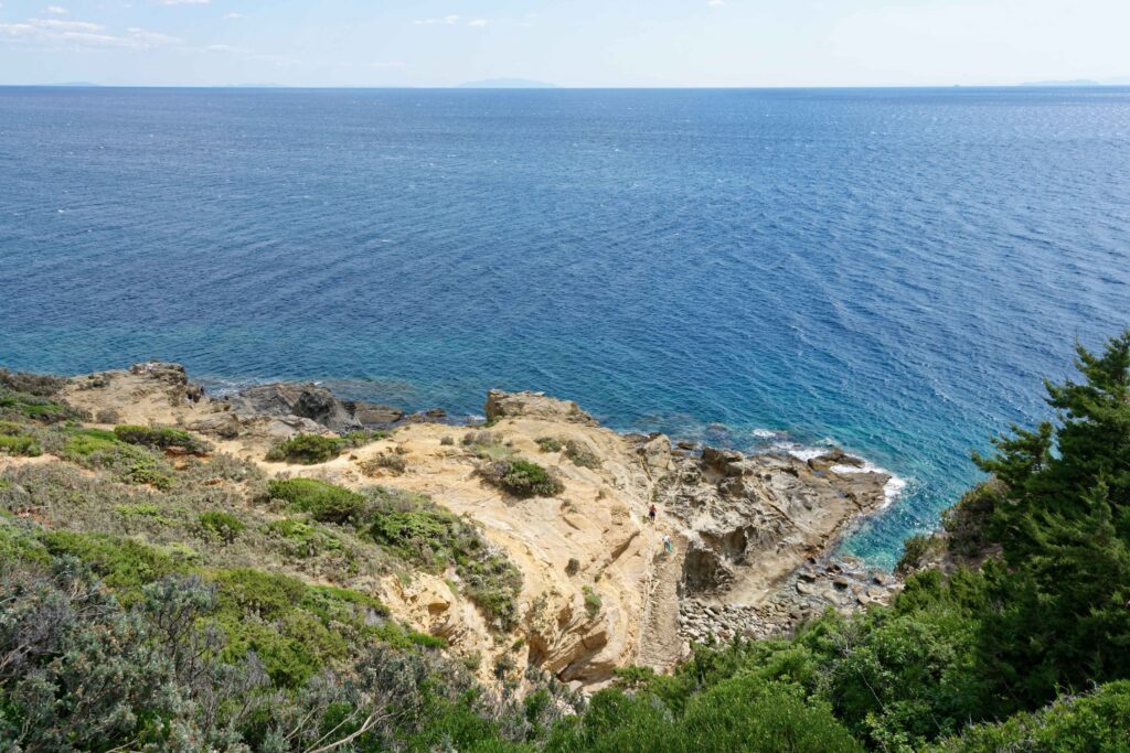 Italien - Toskana - Livorno - Sassoscritto Luftaufnahme des Plage Naturiste de Cap d'Agde mit kilometerlangem Sandstrand, Yachthafen und Mittelmeerküste in Südfrankreich.