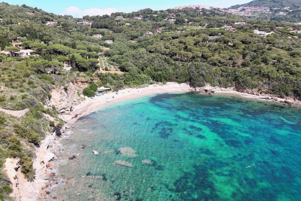 Aerial view of Elba Island. Barabarca Beach and Southern Coastline in summer season. Drone viewpoint Luftaufnahme des Plage Naturiste de Cap d'Agde mit kilometerlangem Sandstrand, Yachthafen und Mittelmeerküste in Südfrankreich.