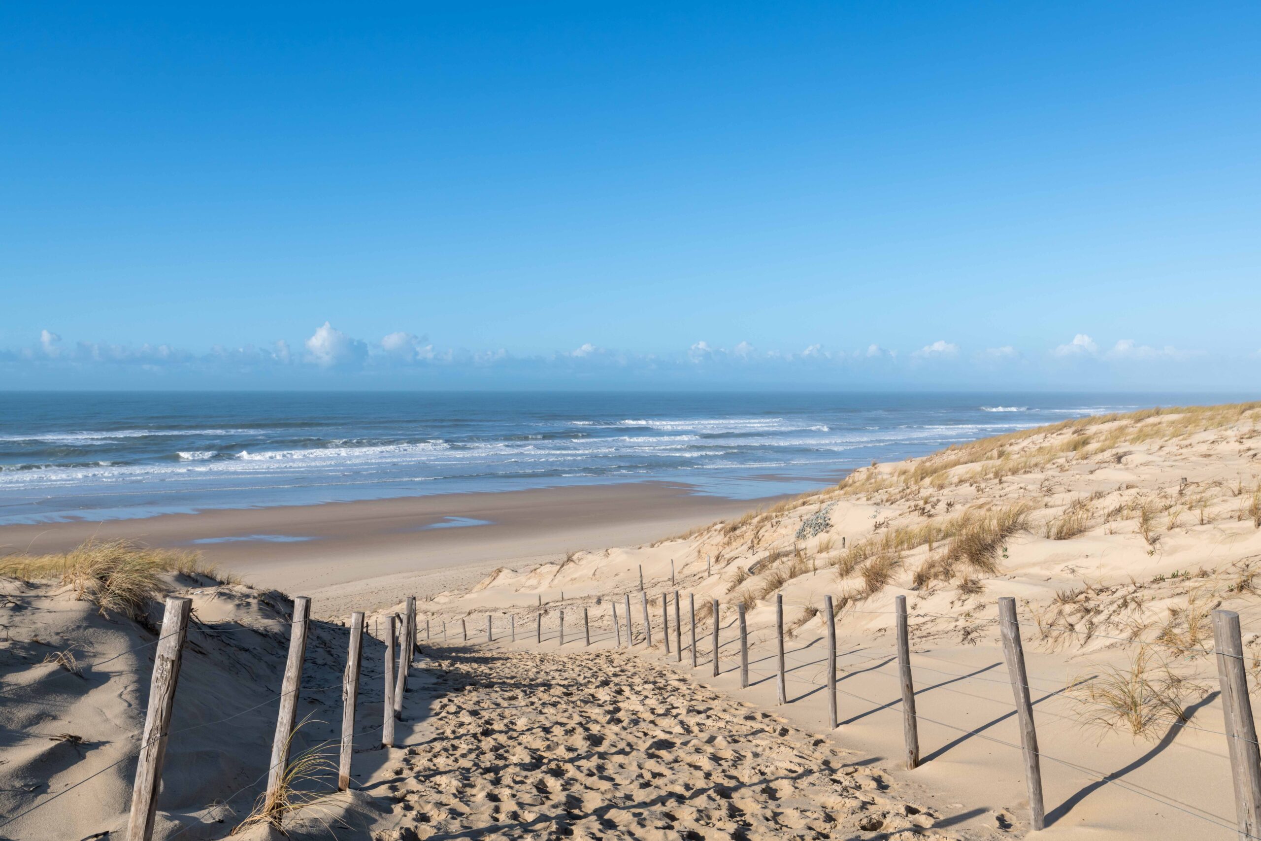 LE PORGE, près de Lacanau (Gironde, France). Accès à la plage Luftaufnahme des Plage Naturiste de Cap d'Agde mit kilometerlangem Sandstrand, Yachthafen und Mittelmeerküste in Südfrankreich.