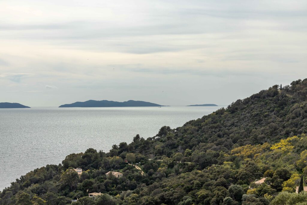 Ile du Levant from Rayol, Côte d'Azur, France Luftaufnahme des Plage Naturiste de Cap d'Agde mit kilometerlangem Sandstrand, Yachthafen und Mittelmeerküste in Südfrankreich.