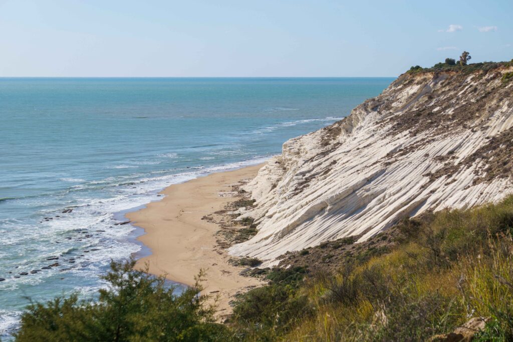 View of beach at nature reserve of Torre Salsa with beautiful white cliffs Dama Bianca Torre Salsa on a sunny day, Sicily, Italy Luftaufnahme des Plage Naturiste de Cap d'Agde mit kilometerlangem Sandstrand, Yachthafen und Mittelmeerküste in Südfrankreich.