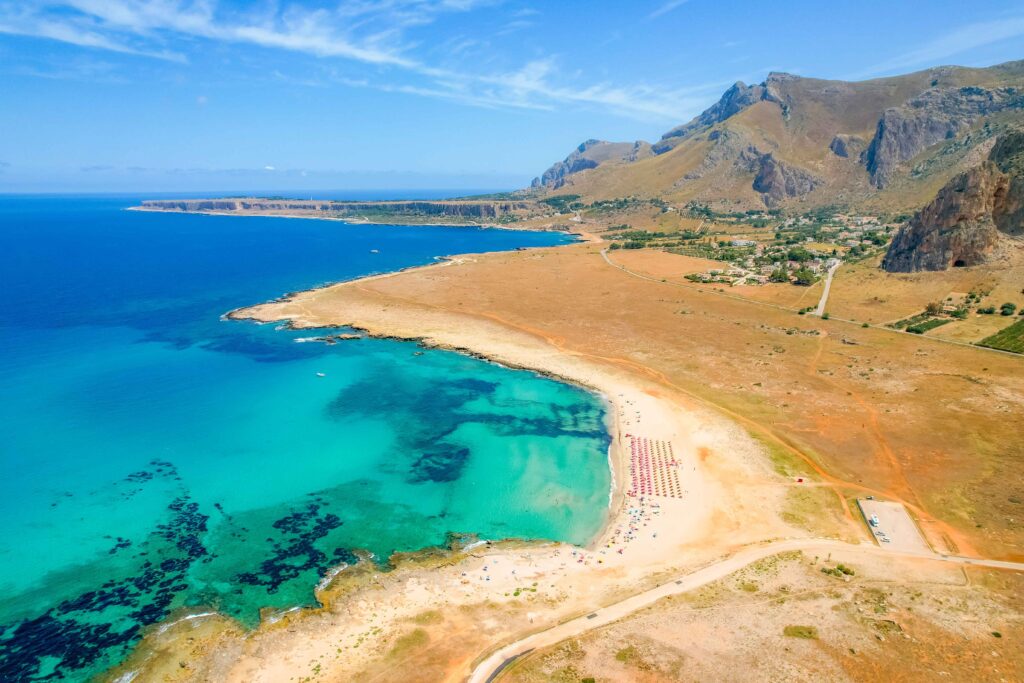 Spiaggia di Macari Beach view, Macari, San Vito Lo Capo region, Luftaufnahme des Plage Naturiste de Cap d'Agde mit kilometerlangem Sandstrand, Yachthafen und Mittelmeerküste in Südfrankreich.