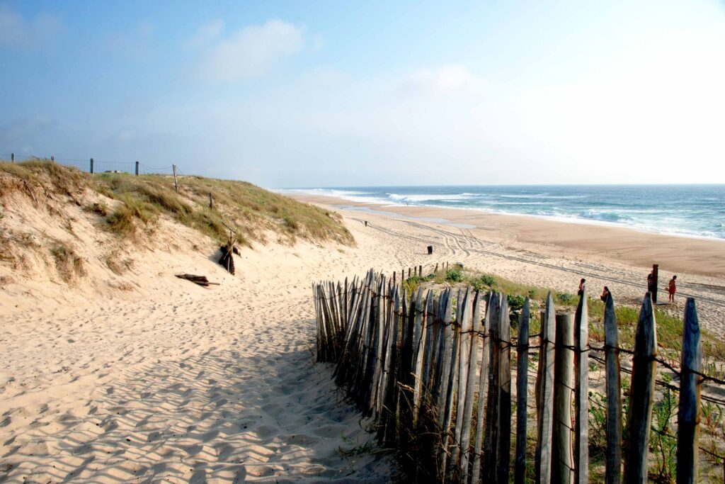 Landscape in Landes region in France Luftaufnahme des Plage Naturiste de Cap d'Agde mit kilometerlangem Sandstrand, Yachthafen und Mittelmeerküste in Südfrankreich.