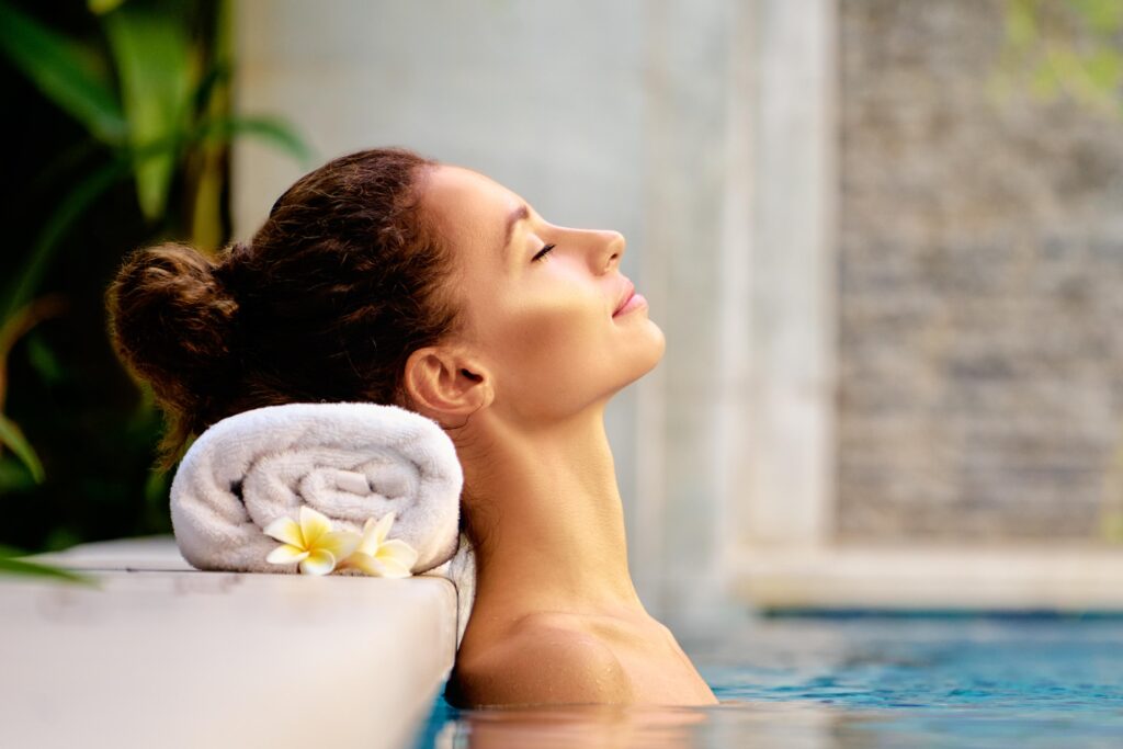 AdobeStock_143897447 (1) Entspannte Frau im warmen Thermalwasser im Monte Mare Kreuzau in Nordrhein-Westfalen bei FKK-Wellness