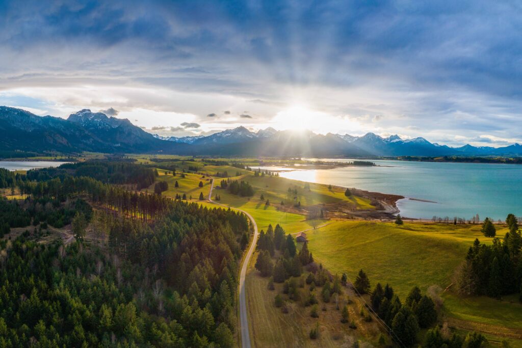 Forggensee Panorama Außenbereich der FKK-Therme Schwangau mit Panoramablick auf die Alpen und Schloss Neuschwanstein